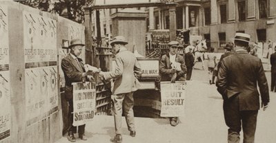 Krantenverkopers op Trafalgar Square, uit Wonderful London, gepubliceerd 1926-27 door English Photographer